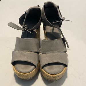 Women’s universal threads sandals, size 6